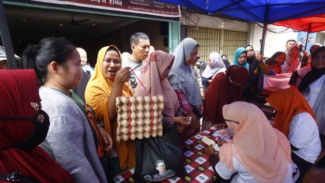 Emak Sahabat Sandiaga Uno menggelar Pasar Murah di Kota Pekanbaru, Jumat (5/8/2022). Foto: Dok. Istimewa