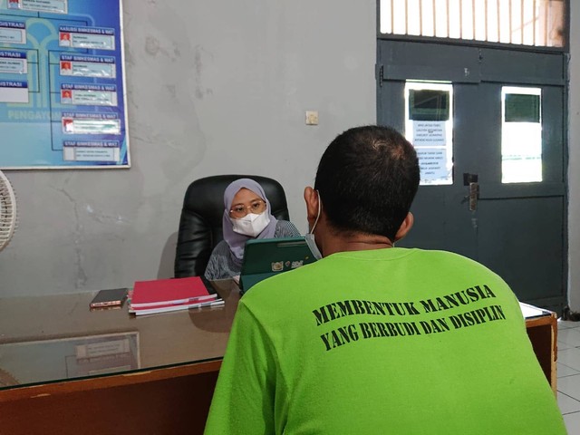 Mahasiswa Fakultas Hukum Universitas Gadjah Mada (UGM), Ghina Rozan S melakukan penelitian pada Warga Binaan. Foto : Tim Humas