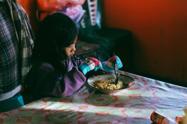 tempat makan di kawasan gunung bromo. sumber foto : unsplash/kukuh napaki.