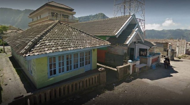 tempat makan di kawasan gunung bromo. sumber foto : google street view.