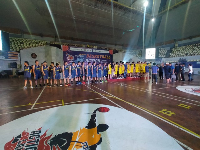 Pembagian Medali dan Uang Tunai kepada Tim Basket Pengayoman dan Bank Mandiri di Podium (Humas Lastagung)