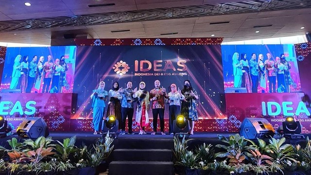 MIND ID, Mining Industry Indonesia memperoleh penghargaan Indonesia DEI & ESG Awards (IDEAS) 2022, yang diselenggarakan oleh Humas Indonesia, di Laboan Bajo, Jumat (5/8/2022). Foto: MIND ID