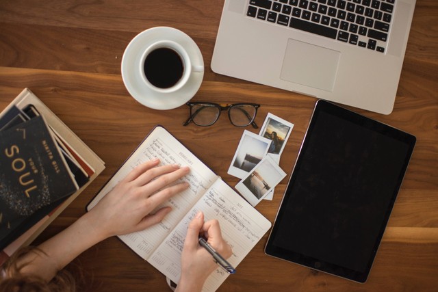 strategi mencari tiket pesawat murah promo. sumber foto : unsplash/thought catalog.