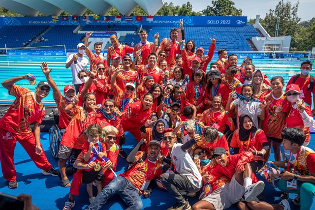 Sejumlah perenang bersama pendamping dan tim pelatih renang Indonesia berswafoto usai berakhirnya cabang olahraga para-renang ASEAN Para Games 2022 yang di gelar di Stadion Jatidiri Semarang, Jawa Tengah, Jumat (5/8/2022). Foto: Aji Styawan/ANTARA FOTO