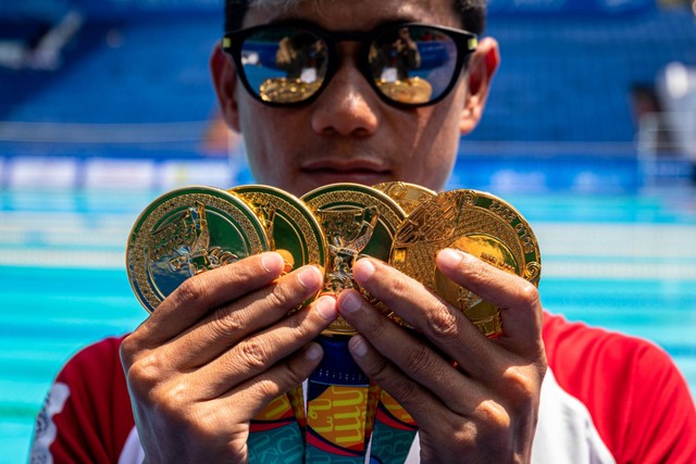 Perenang Indonesia peraih lima medali emas Jendi Panggabean berpose usai berakhirnya cabang olahraga para-renang ASEAN Para Games 2022 yang di gelar di Stadion Jatidiri Semarang, Jawa Tengah, Jumat (5/8/2022). Foto: Aji Styawan/ANTARA FOTO