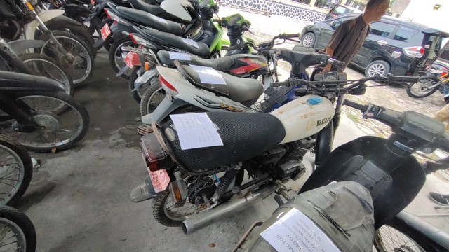 Sejumlah eks kendaraan dinas yang dilelang beberapa hari yang lalu. Foto: Lukman Hakim/InfoPBUN