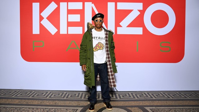 Pharrell Williams menghadiri pertunjukan Kenzo Fall/Winter 2022/2023 Paris Fashion Week di Paris, Prancis, pada 23 Januari 2022. Foto: Pascal Le Segretain/Getty Images.