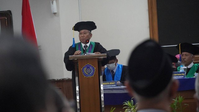 Prof. Sofyan Anif saat memberikan sambutan pada acara Pengukuhan Guru Besar UMS, Prof Fattah Santoso dan Prof Kelik Wardiono. Foto : Humas UMS