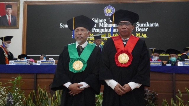 Pengukuhan Guru Besar UMS, Prof Fattah Santoso (kiri) dan Prof Kelik Wardiono (kanan). Foto : Humas UMS