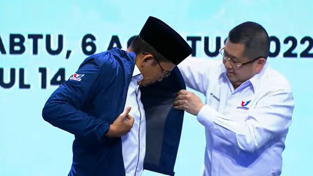 Hary Tanoe memakaikan jaket Perindo untuk TGB Muhammad Zainul Majdi yang resmi menjadi Ketua Harian Nasional DPP Partai Perindo. Foto: Youtube/@Partai Perindo