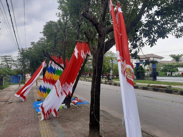 Penjual bendera musiman yang membuka lapak di trotoar Jalan Sao-sao Kelurahan Bende, Kendari. Foto: Moch Ijah/kendarinesia