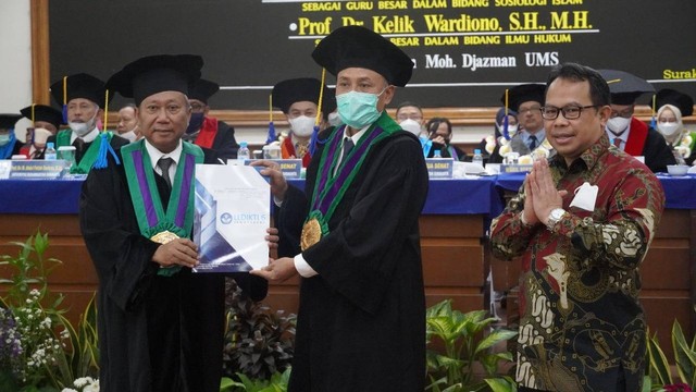 Prof Sofyan Anif (kiri) dan Prof Harun Joko terima SK Magister Teknik Informatika dari LLDIKTI 6 Jawa Tengah. Foto : Humas UMS
