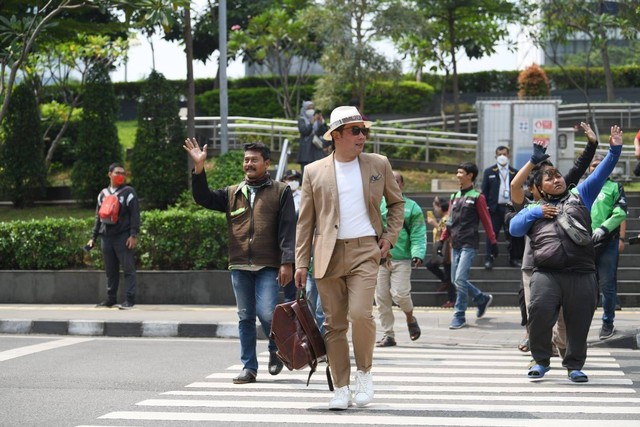 Momen Gubernur Jabar Ridwan Kamil lenggak-lenggok di catwalk Citayam Fashion Week. Foto: Pemprov Jabar