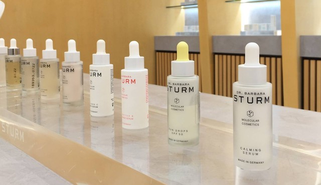 Rangkaian produk serum Dr. Barbara Sturm yang bisa dicoba di gerai terbaru. Foto: Avissa Harness/ kumparan