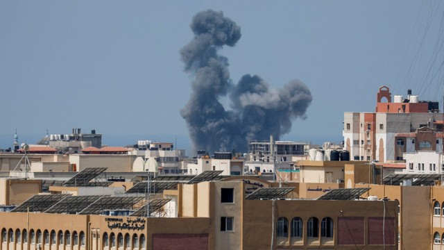 Asap mengepul saat serangan udara Israel, di tengah pertempuran Israel-Gaza, di Kota Gaza, Sabtu (6/8/2022). Foto: Ibraheem Abu Mustafa/REUTERS