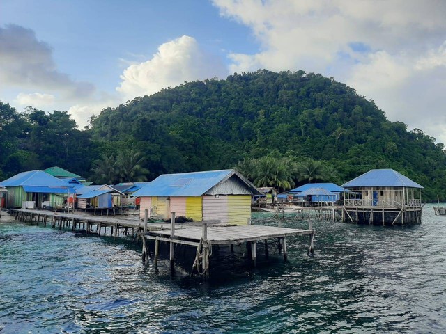 Rumah budidaya ikan atau keramba yang dibangun oleh masyarakat suku Bajo. Budidaya ikan dan biota lainnya menjadi salah satu penghasilan tambahan masyarakat setempat. Foto: dok. kendarinesia.