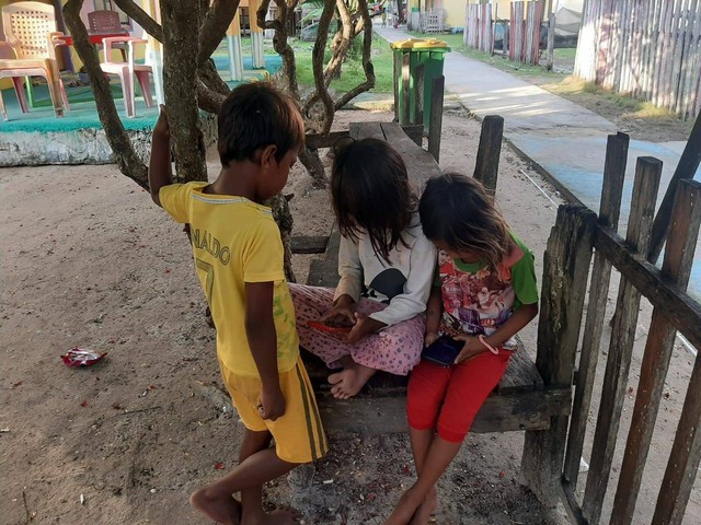 Anak-anak masyarakat Bajo di Pulau Labengki Kecil tengah mengakses gawai setelah jaringan telekomunikasi dibangun di kampung tersebut beberapa tahun lalu. Foto: dok. kendarinesia.
