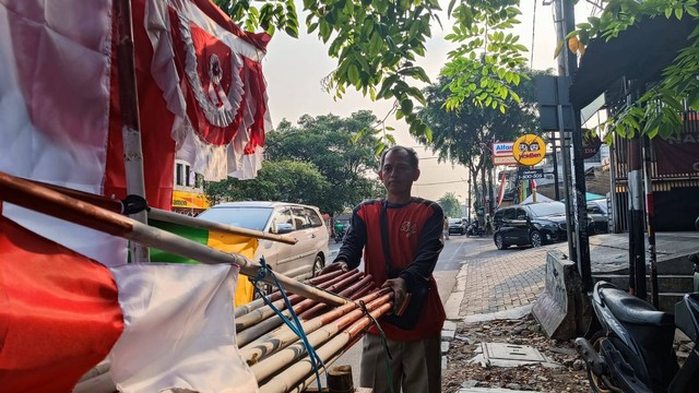 Penjual bendera musiman di Jalan Palmerah, Sabtu (6/8/2022). Foto: Narda Margaretha Sinambela/kumparan