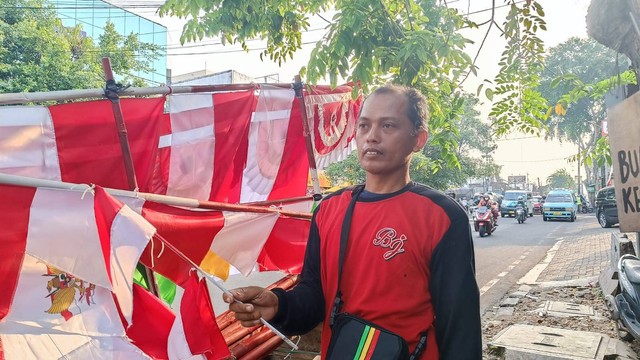 Penjual bendera musiman di Jalan Palmerah, Sabtu (6/8/2022). Foto: Narda Margaretha Sinambela/kumparan