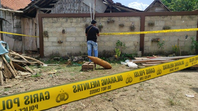 Petugas saat amankan sebuah benda diduga bom yang ditemukan warga di Dukuh Karanglegi, Desa Patalan, Kecamatan Blora, Kabupaten Blora, Jawa Tengah. Sabtu (06/08/2022). (foto: priyo/beritabojonegoro)