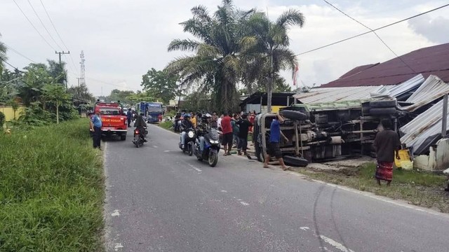 Penyebab kecelakaan diduga akibat truk tak kuat menanjak sehingga membuat truk mundur dan menabrak rumah dan mobil yang terparkir. Foto: IST/InfoPBUN