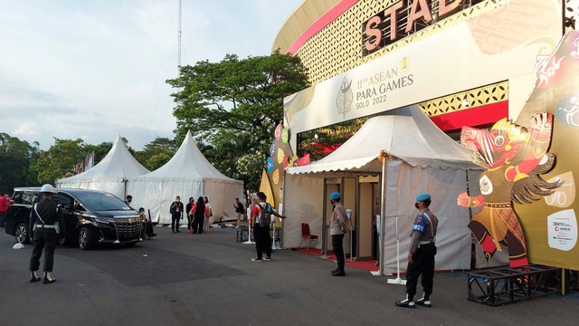 Pengamanan pintu masuk tamu VVIP/VIP closing ceremony ASEAN Para Games 2022 di Stadion Manahan Solo, Sabtu (06/08/2022). FOTO: Fernando Fitusia