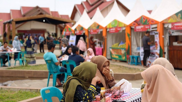Pengunjung Aceh Culinary Festival 2022 di Banda Aceh. Foto: Suparta/acehkini 