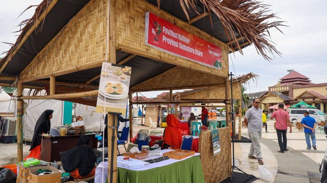 Salah satu stan makanan di Aceh Culinary Festival. Foto: Suparta/acehkini
