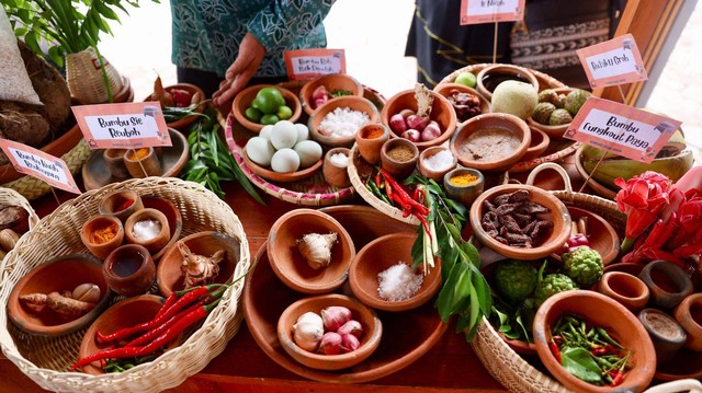 Ragam bahan bumbu kuliner tradisional Aceh. Foto: Suparta/acehkini
