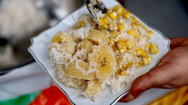 Kue pisang dan jagung khas Aceh. Foto: Suparta/acehkini