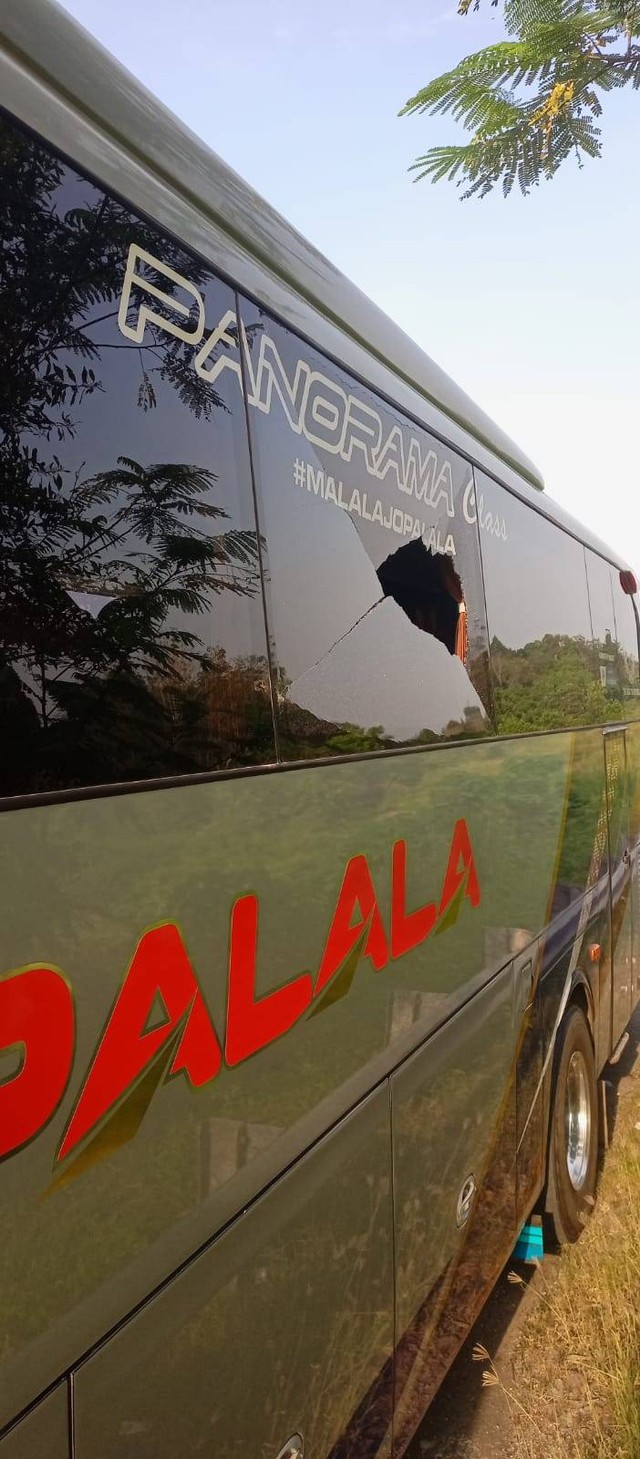 Mobil pecah kaca di Tol Sumatera KM 68-70 menuju Bakauheni. |Foto: ist