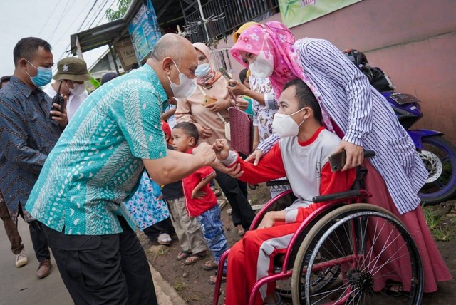 Menteri Koperasi dan UKM, Teten Masduki (Kiri), menyapa kaum disabilitas. Foto: Dok. Kemenkop dan UKM