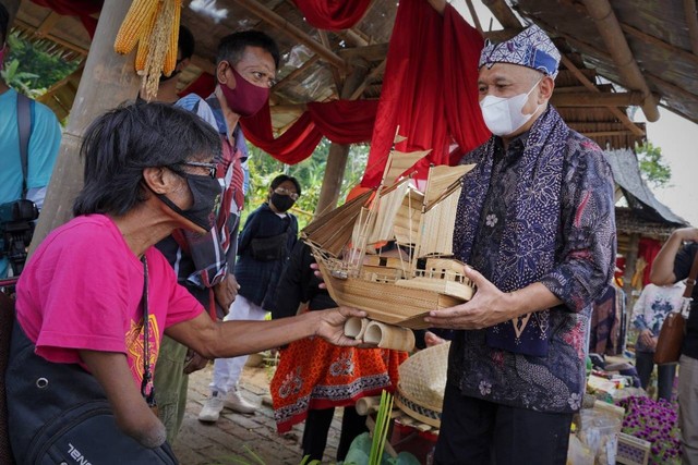 Menkop dan UKM, Teten Masduki (Kanan), berbincang dengan pengrajin UMKM dari kalangan disabilitas. Foto: Dok. Kemenkop dan UKM