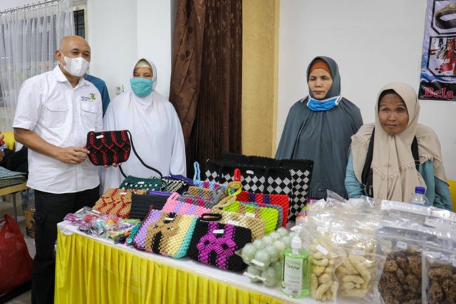Menkop dan UKM, Teten Masduki (Kiri), menunjukkan produk UMKM dari kalangan disabilitas. Foto: Dok. Kemenkop dan UKM