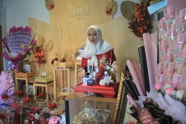 Salah satu pelaku UMKM di Cirebon Jawa Barat Vica, memanfaatkan momen HUT RI ke-77 tahun untuk membuat seserahan merah putih.(Jua)