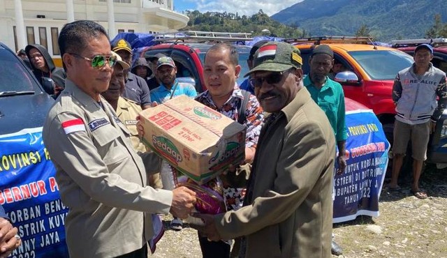 Sekda Papua Muhammad Ridwan Rumasukun dan diterima Penjabat Bupati Lanny Jaya, Petrus Wakerkwa di halaman kantor bupati setempat. (Foto Diskominfo Papua)