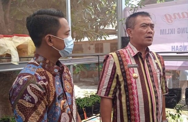 Wali Kota Cirebon Nashrudin Azis (kanan) meninjau kampung iklim di Kelurahan Kesenden Kecamatan Kejaksan.(Juan)