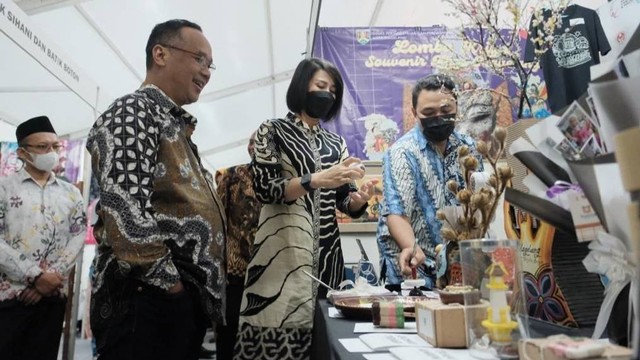 Wali Kota Magelang HM Nur Aziz saat meninjau Magelang Craft Expo dan Festival Gethuk 2022, Sabtu (6/8/2022). Foto: istimewa.