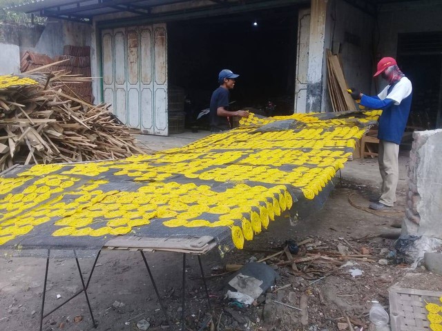 Salah satu produk unggulan di Desa Harjosari Lor, Kecamatan Adiwerna, Kabupaten Tegal adalah home industri kerupuk mi. (Foto: Lanang)
