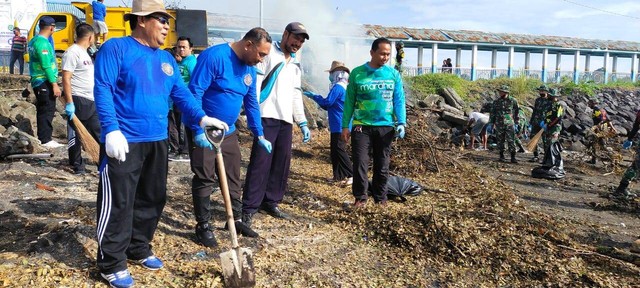 Sekda Halut,TNi, pihak Imigrasi Tobelo saat membersihkan sampah di tepi pantai Desa Gorua. Foto: Agus/cermat