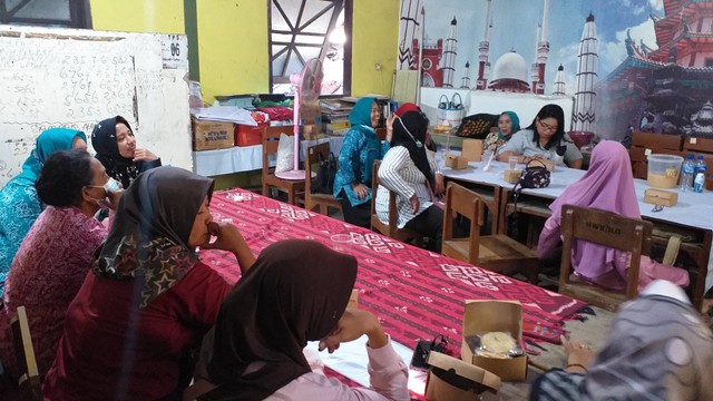 Sumber : dokumentasi pribadi (Kegiatan sosialisasi pembuatan POC dari limbah domestik air bekas cucian ikan)