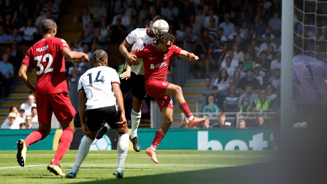 Pemain Fulham Aleksandar Mitrovic mencetak gol pertama mereka saat hadapi Liverpool, di Stadion Craven Cottage, London, Inggris, Sabtu (6/8/2022). Foto: Action Images via Reuters/Peter Cziborra