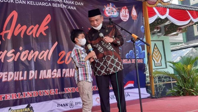 PJ Wali Kota Yogyakarta, Sumadi bersama seorang anak dalam puncak Peringatan Hari Anak Nasional (HAN) 2022, Sabtu (6/8/2022). Foto: Len/Tugu Jogja