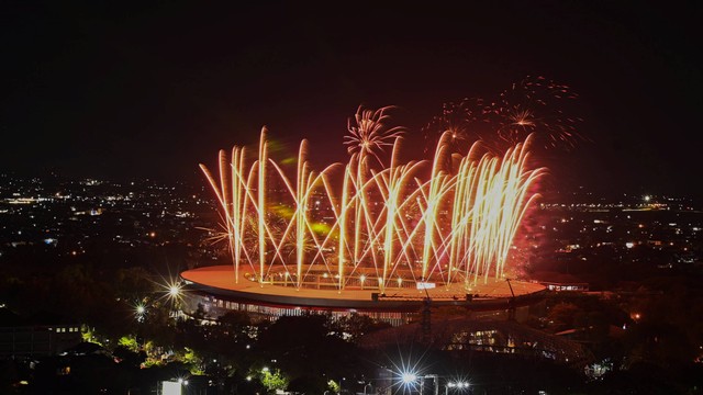 Suasana pesta kembang api pada acara penutupan ASEAN Para Games 2022 di Stadion Manahan, Solo, Jawa Tengah, Sabtu (6/8/2022).
Foto: Maulana Surya/ANTARA FOTO