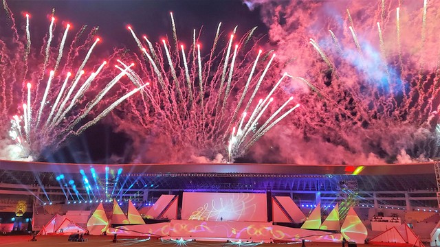 Pesta kembang api saat penutupan ASEAN Para Games 2022 di Stadion Manahan Solo. FOTO: Fernando Fitusia