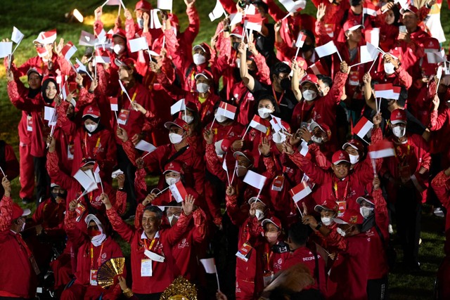 Kontingen Indonesia berjalan sambil membawa bendera dan melambaikan tangan pada penutupan ASEAN Para Games 2022 di Stadion Manahan, Solo, Jawa Tengah, Sabtu (6/8/2022). Foto: Hendra Nurdiyansyah/ANTARA FOTO