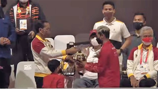 Presiden Jokowi menyerahkan kendi berisi air kepada perwakilan kontingen Kamboja, saat menutup ASEAN Para Games 2022 di Stadion Manahan Solo, Sabtu (06/08/2022). FOTO: Tangkap layar YouTube Gibran TV