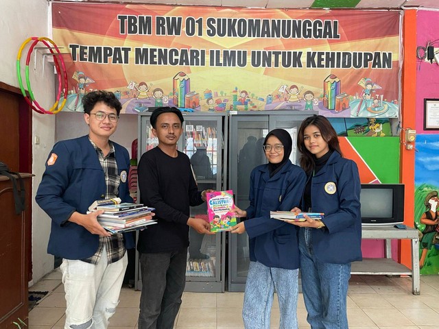 Foto Pribadi, Pembagian Buku Hasil Donasi ke Kelurahan Sukomanunggal