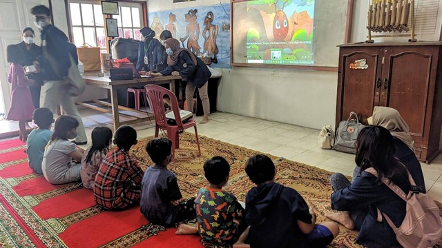 Foto Pribadi, Anak anak menonton video animasi cerita