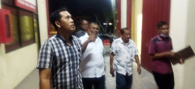 Keterangan foto: Penyidik Ditreskrimum Polda NTT ketika membawa Notaris Albert Riwu Kore untuk ditahan di rutan Polda NTT.
